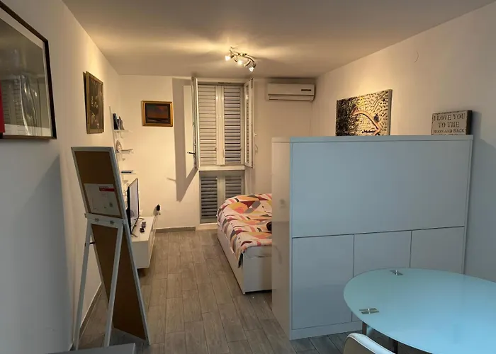 Studio Apartment Ivana - New Sweet Apartment